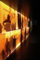 Photographie sur verre 3x10 m, Gen&egrave;ve, 13 plaques de verre imprim&eacute;es sur verre et n&eacute;ons, Hall d'entr&eacute;e, Fondation Coromandel